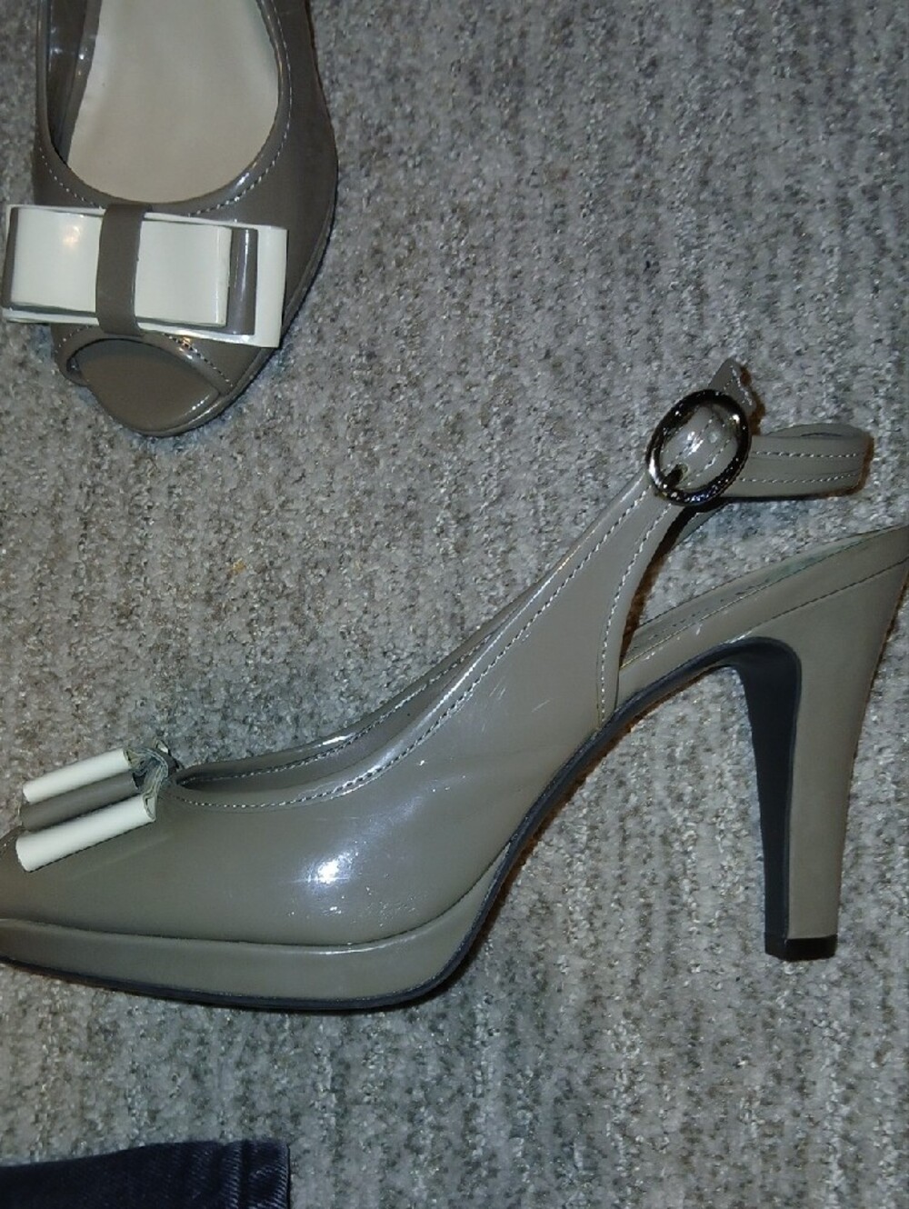 Anne Klein Womens Taupe Patent Leather Slingback Peep Toe Heels White Bow Sz: 8 - Picture 6 of 12